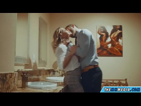 ❤️ Quan una rossa tetona et sedueix en un lavabo públic ❤ Vídeo porno al ca.com-milf-300.ru ﹏